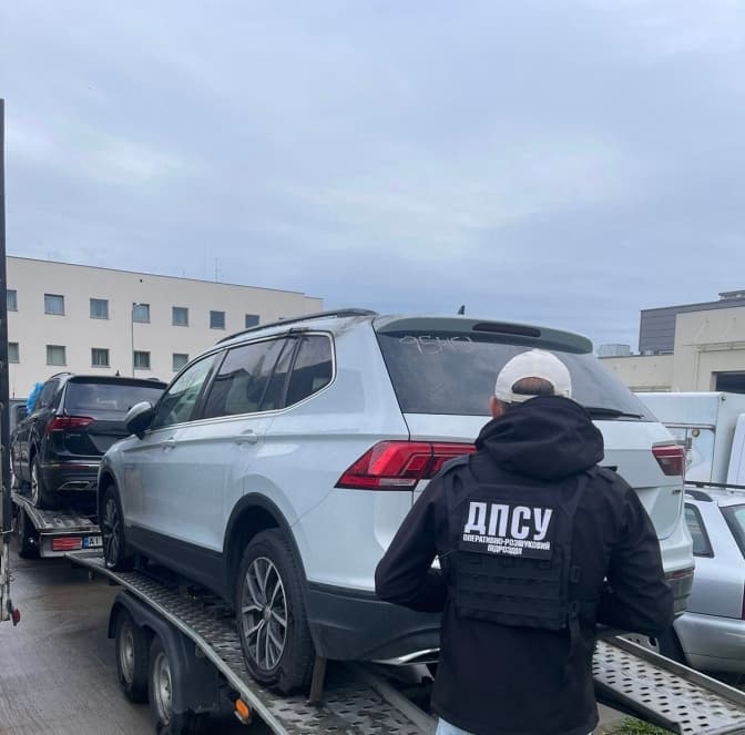 Львівські митники вилучили дві автівки, які пробували ввезти як допомогу для ЗСУ