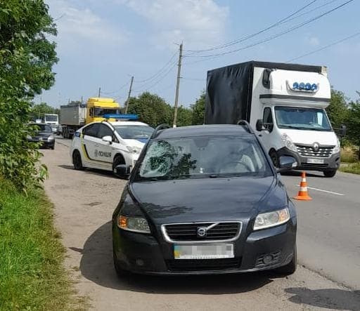 На Львівщині автомобіль наїхав на жінку. Потерпілу госпіталізовано