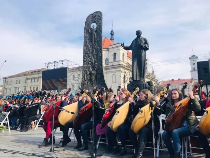 Понад 400 бандуристів у центрі Львова одночасно виконали твори Шевченка. Атмосферне відео