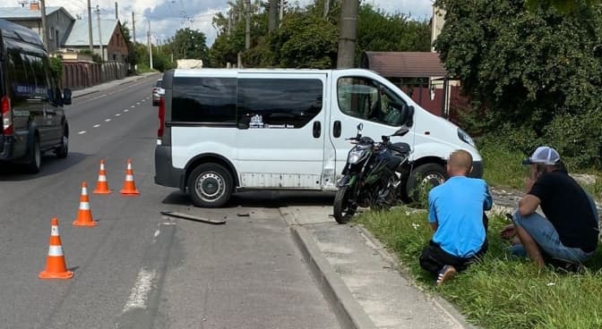 У Львові 19-річна мотоциклістка зіткнулась з мікроавтобусом. Її госпіталізували
