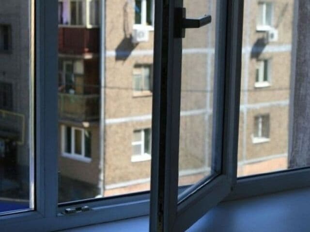 У Львові з вікна багатоповерхівки випала жінка і загинула