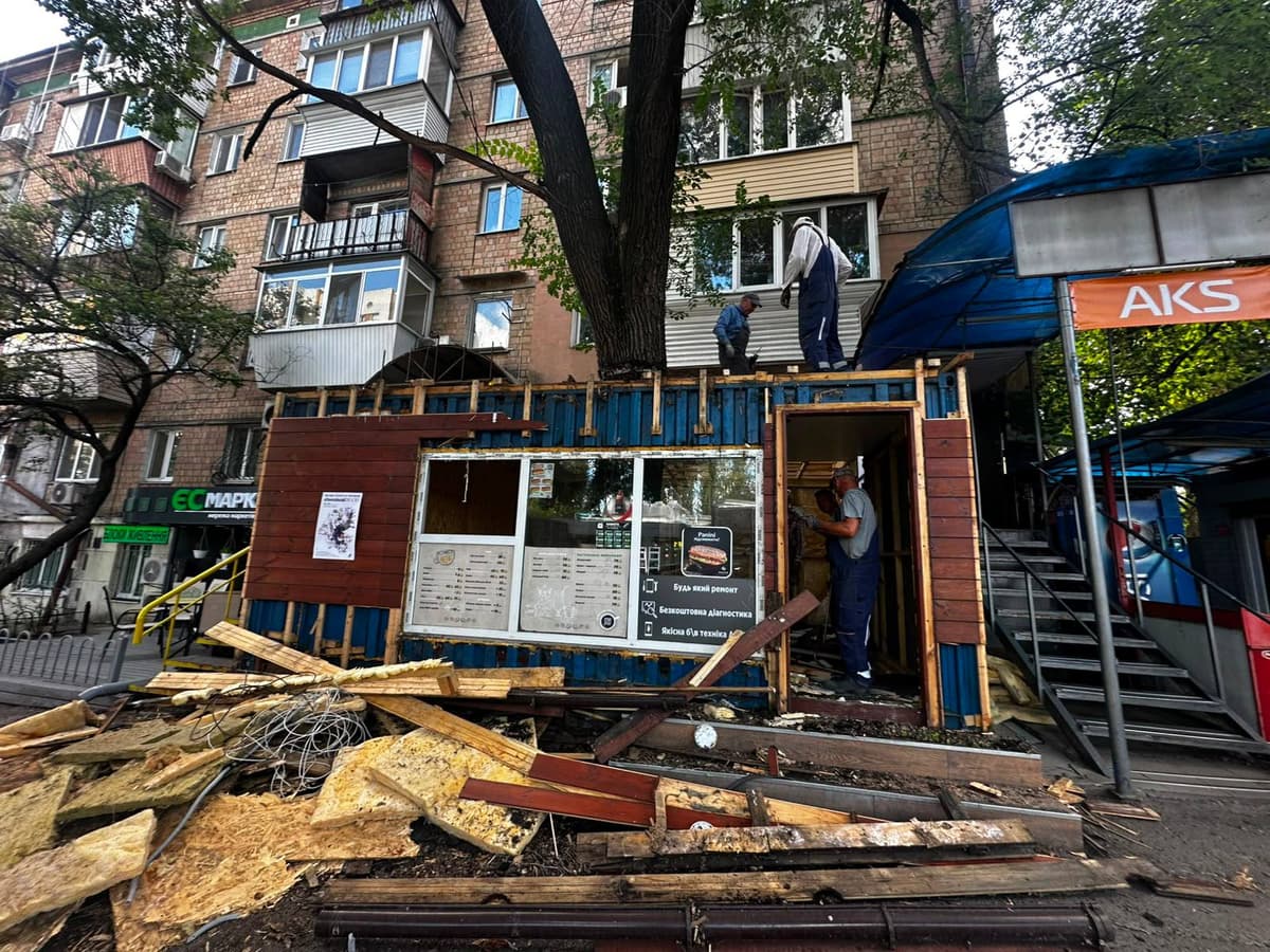 У Солом’янському районі Києва демонтували кіоск, зведений навколо живого дерева