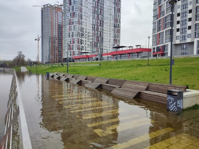 Рівень води в Дніпрі в Києві знизився ще на 7 см