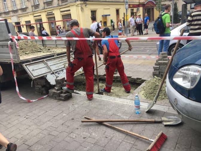 На Дорошенка почали встановлювати нові криті зупинки. Фото