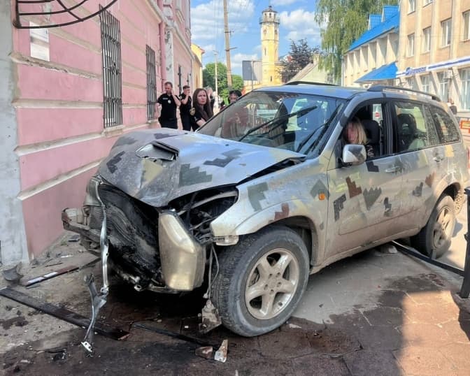 Стало відомо, як почувається поліцейська, яку збили на тротуарі на Львівщині