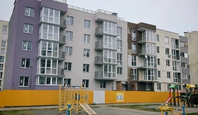 У Бучі триває відбудова будинку, пошкодженого обстрілами