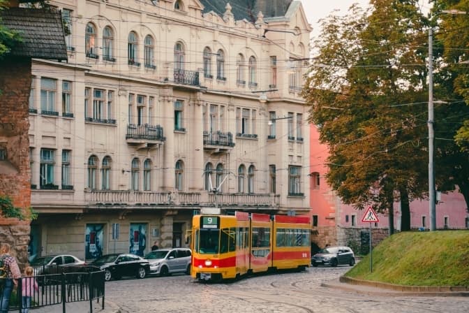 У центрі Львова замінюватимуть трамвайну колію: схема об’їзду