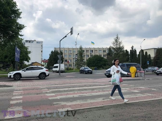 На кільці Липинського – Чорновола збудували острівець безпеки. Фото