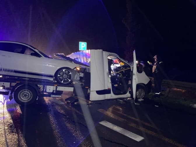 Неподалік Львова зіткнулися вантажівка та автопоїзд. Є травмовані