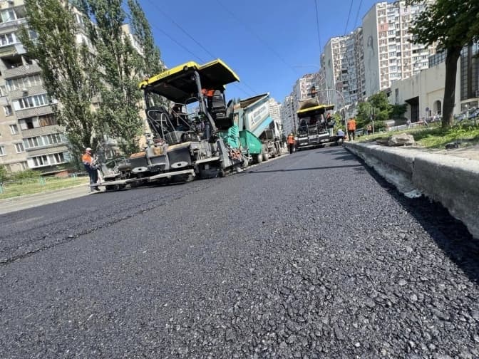 На проспекті Івасюка в Києві завершують облаштування першого шару асфальтобетону