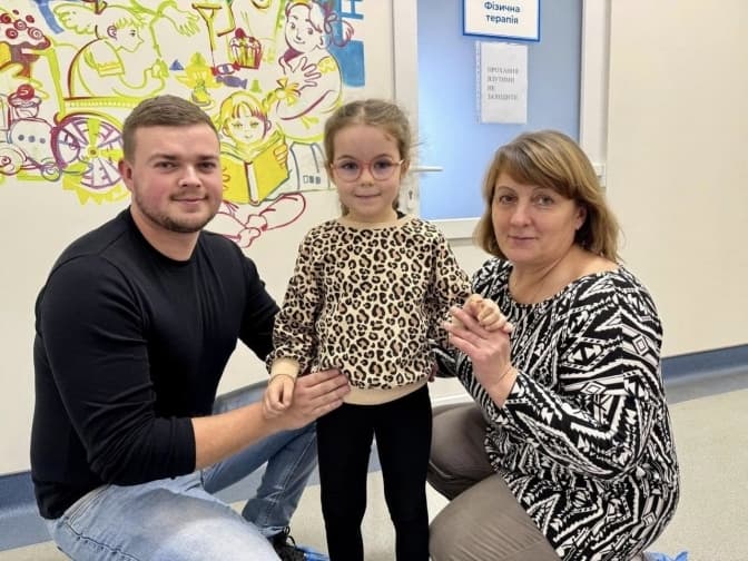 Львівські лікарі допомогли дівчинці знову ходити після складної травми в ДТП