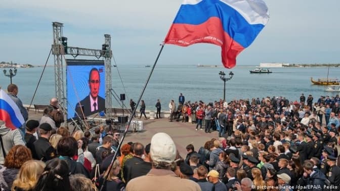 Трансляція звернення путіна в Севастополі/Фото: EPA