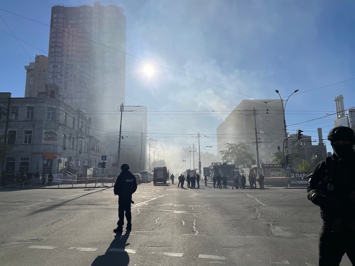 Із-під завалів у Києві дістали тіла трьох людей. Оновлено