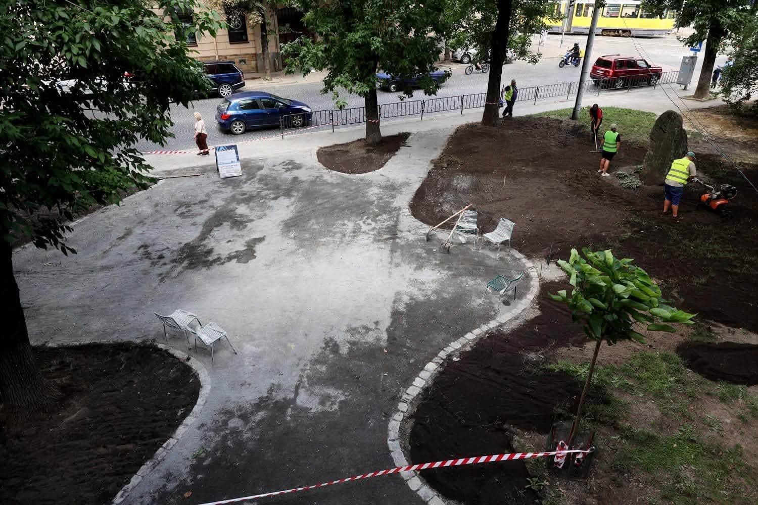 У Львові оновлюють сквер ім. Леоніда Штейна на вул. Князя Романа / фото: Андрій Москаленко