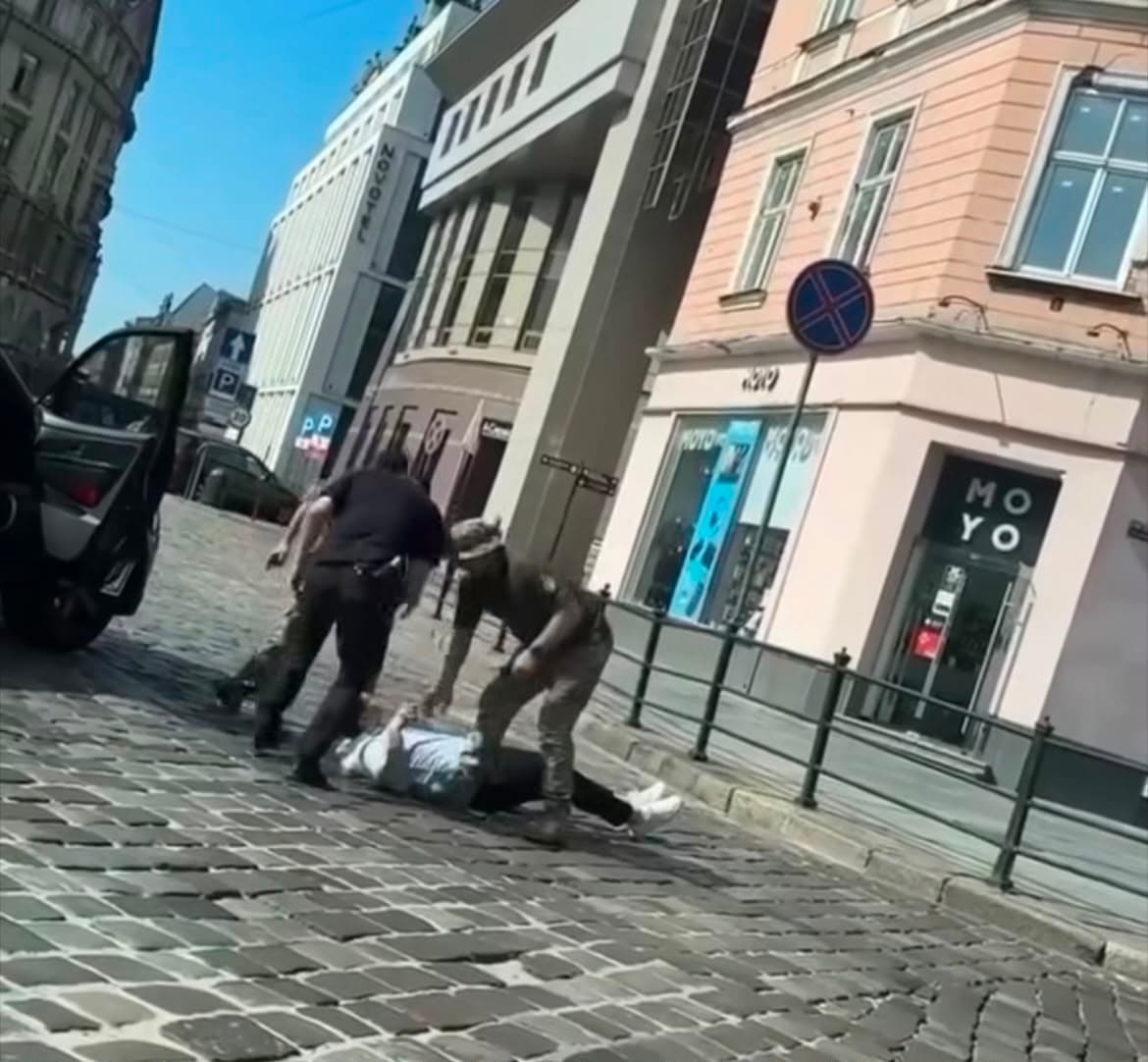 У центрі Львова чоловіка затягнули до автобуса. В ТЦК відреагували