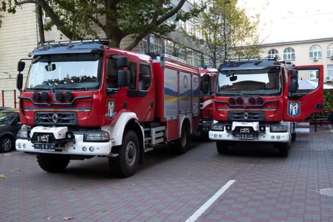 Київські рятувальники отримали ще три сучасні пожежні автомобілі від Німеччини