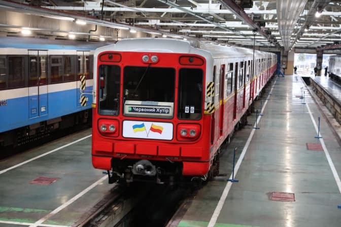 На зелену гілку метро вийшов третій поїзд із польських вагонів