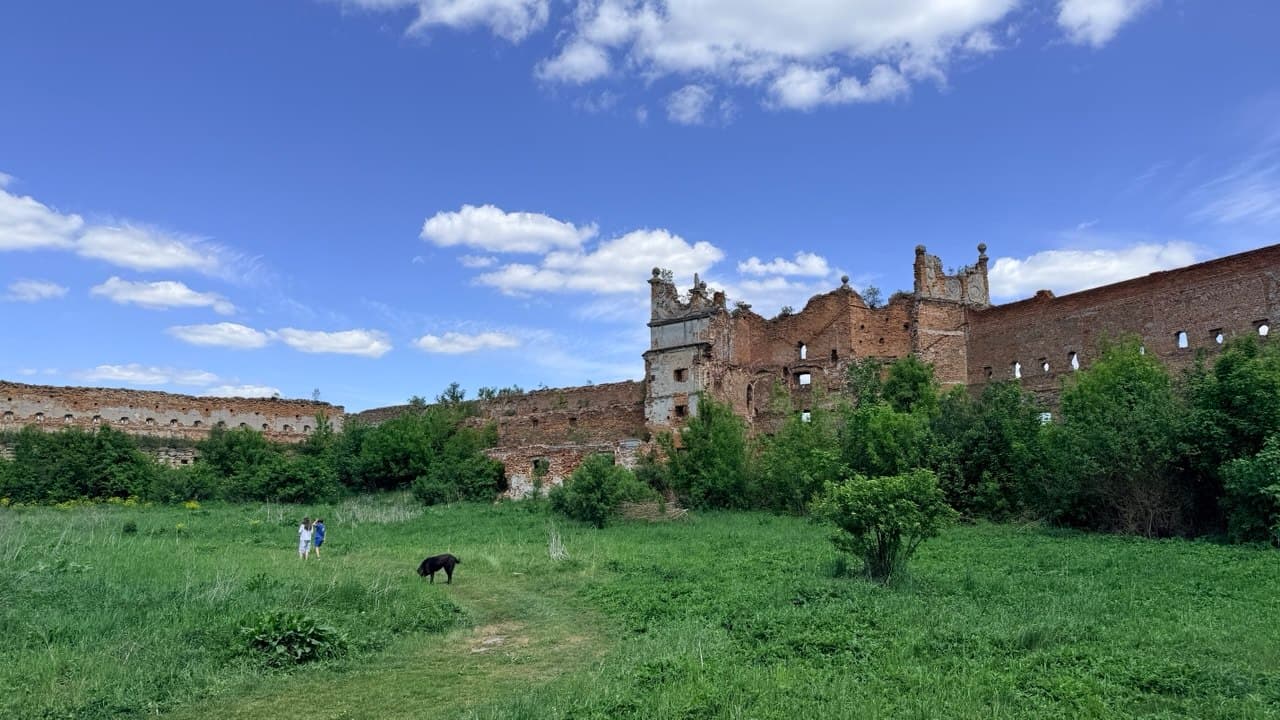 Старосільський замок перетворюється на руїни