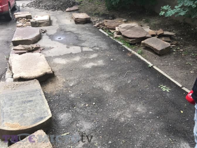 Львів'ян просять допомогти демонтувати єврейські плити на вулиці Барвінок