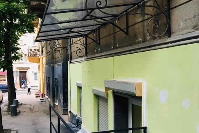 Частину фасаду давнього будинку у центрі Львова пофарбували у салатовий