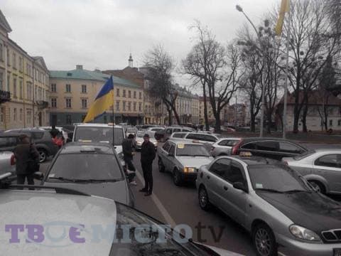 У Львові – транспортний колапс через протести таксистів. Доповнено. Фото