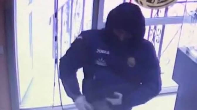 У Львові розшукують озброєного чоловіка, який спробував пограбувати ювелірний магазин