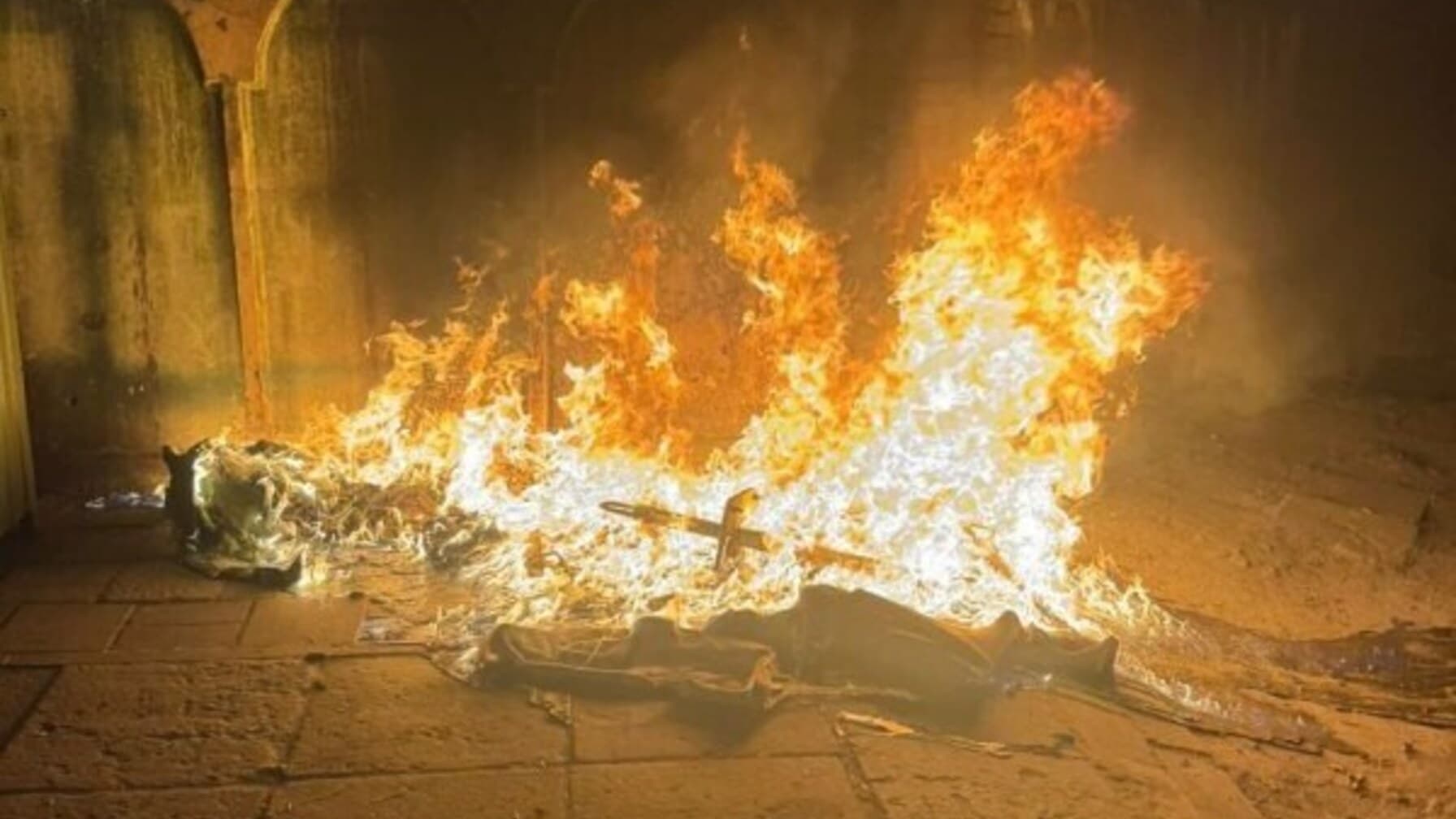 Контейнерний майданчик на вул. Левандівська, 23 під час займання / фото з сайту ЛМР