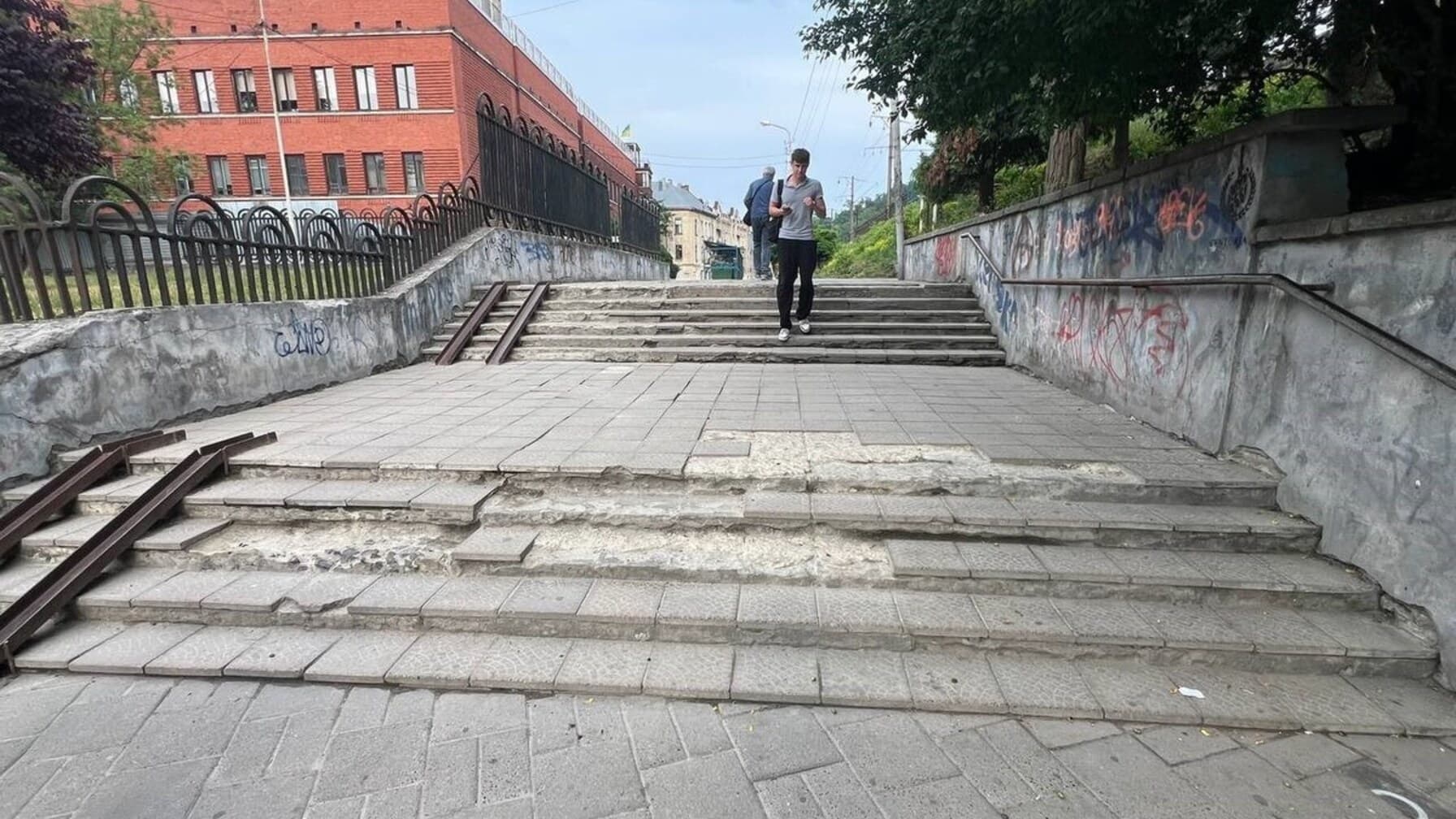 У Львові на Чорновола-Кушевича стартував ремонт сходів і підпірної стінки/Фото: ЛМР