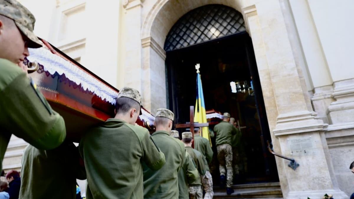 Сьогодні Львів прощається з двома Захисниками: Романом Гуменним та Євгенієм Грибоносом