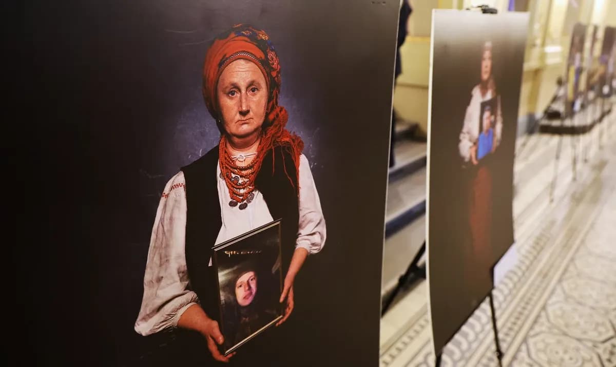 "Не знати, чи живий": у Львівській опері відкрили виставку про полонених та зниклих безвісти Героїв