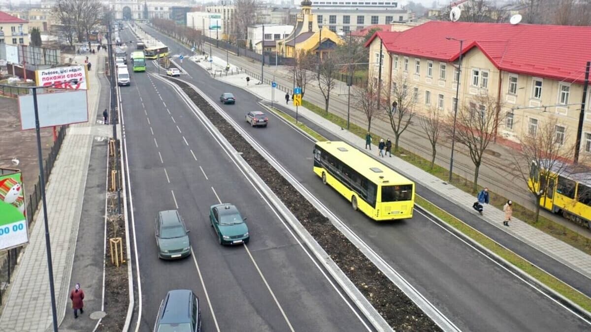 Ракетний удар по Львову: п’ятеро людей потребують госпіталізації, транспорт курсує зі змінами