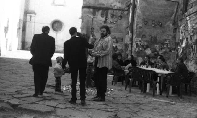 Маркіян Іващишин біля галереї "Дзиґа" у Львові, 1990-ті роки / Фото: pravda.com.ua