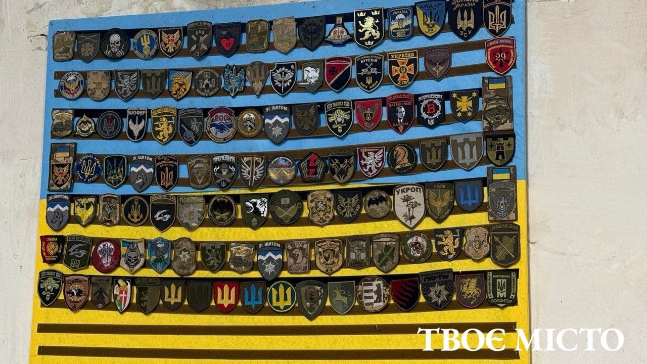 Шеврони на стіні Пантеону