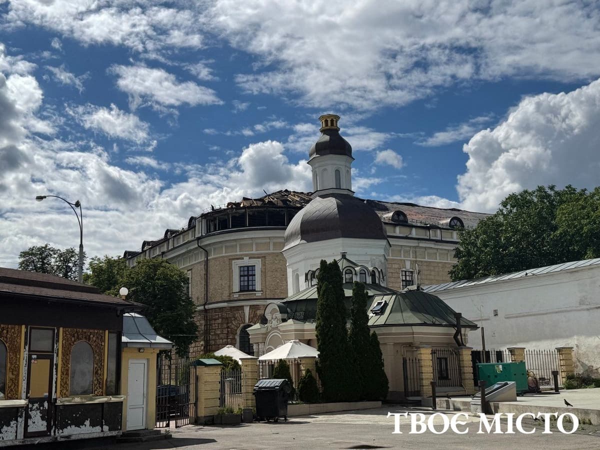 Репортаж з Лаври після удару рф, кому продали Інститут землеустрою у Львові та чому руйнується замок у Старому селі. Ключове за 16 червня