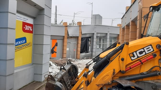У Києві під Деміївським ринком просів асфальт