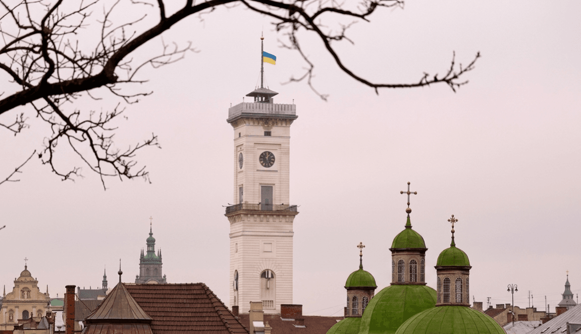 На знак скорботи за загиблими у Києві сьогодні на львівській ратуші приспущено державний прапор / фото ЛМР