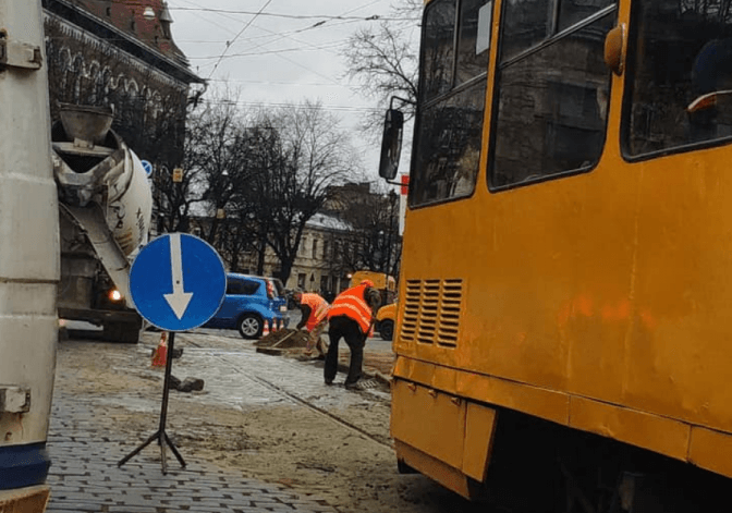 Ситуація на дорогах Львова. На вулиці Бандери ремонтують колію