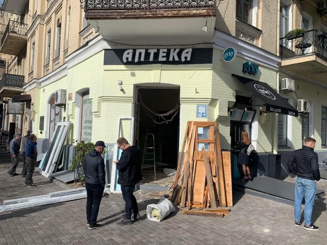 В Києві активісти відновили історичні двері аптеки на Хмельницького