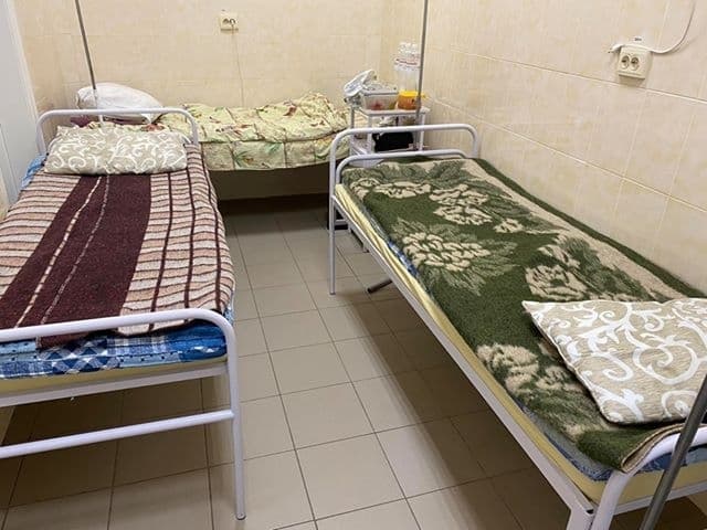 У яких умовах у львівській лікарні перебувають пацієнти з підозрою на коронавірус. Фото