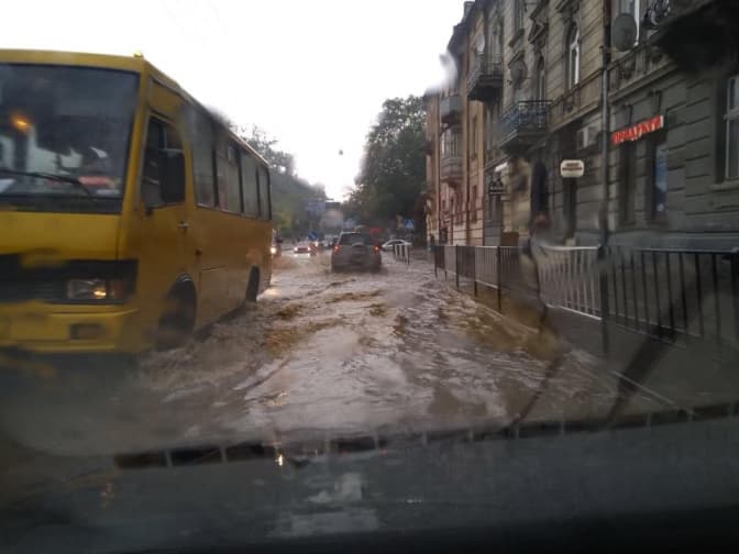 Львів знову затоплює під час зливи. Фото, відео