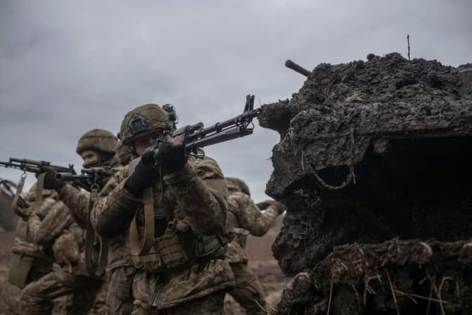 Сили оборони відбили ворожі атаки поблизу Кліщіївки, - Генштаб