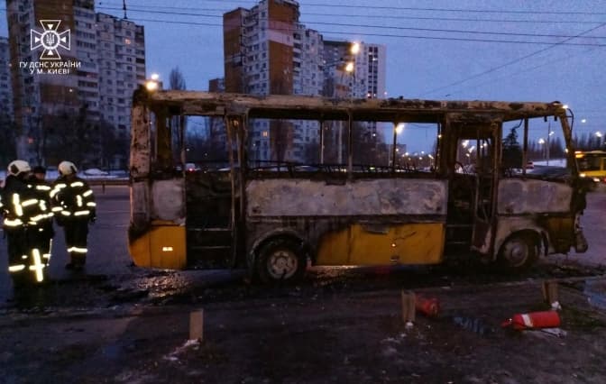 У Києві під час руху спалахнула маршрутка