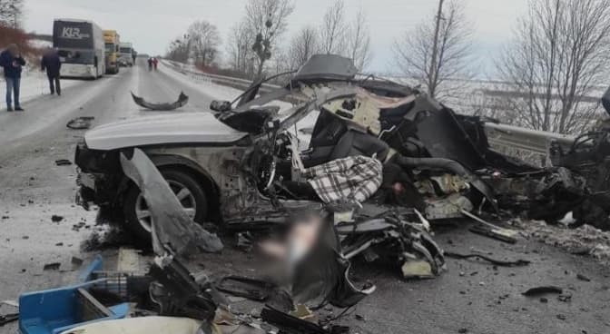 Автомобіль зіткнувся з вантажівкою на Львівщині. Є загиблі і постраждалі