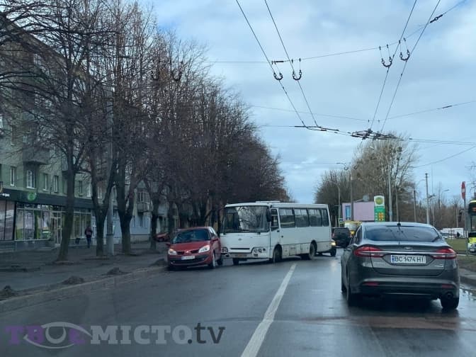 На вулиці Городоцькій у Львові трапилася ДТП за участі маршрутки. Рух ускладнений