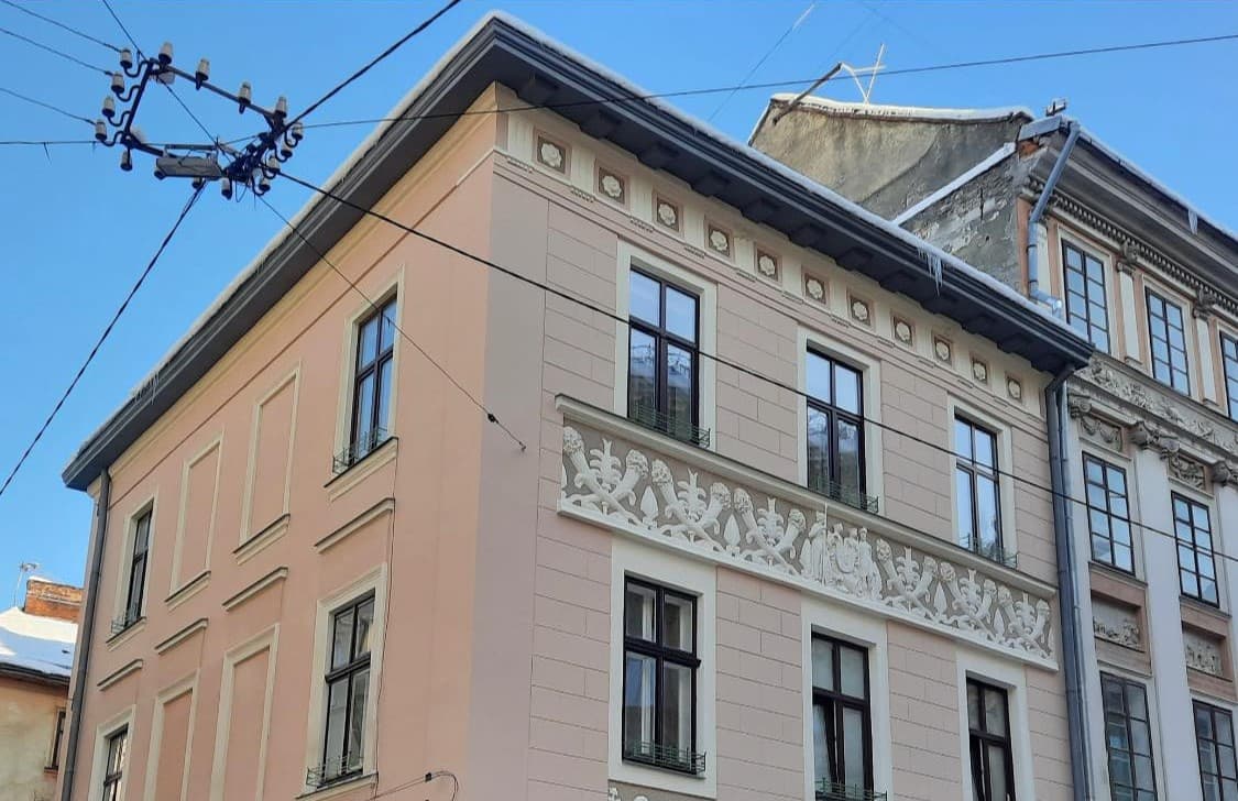 Відреставрували горельєфи на фасаді історичної львівської кам'яниці. Фото до та після