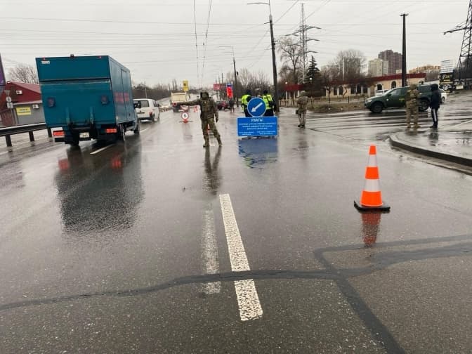 В Києві розгортають тимчасові блокпости. В КМВА кажуть про тренування