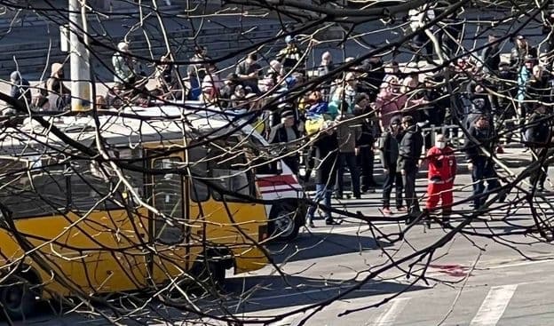 У Херсоні ворог розганяє проукраїнський мітинг. Є поранені