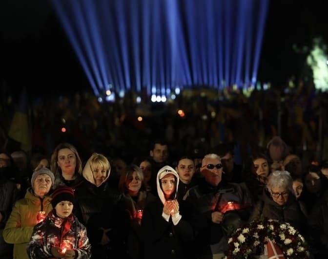 На п'ятьох полях почесних поховань у Львові засвітять промені пам’яті