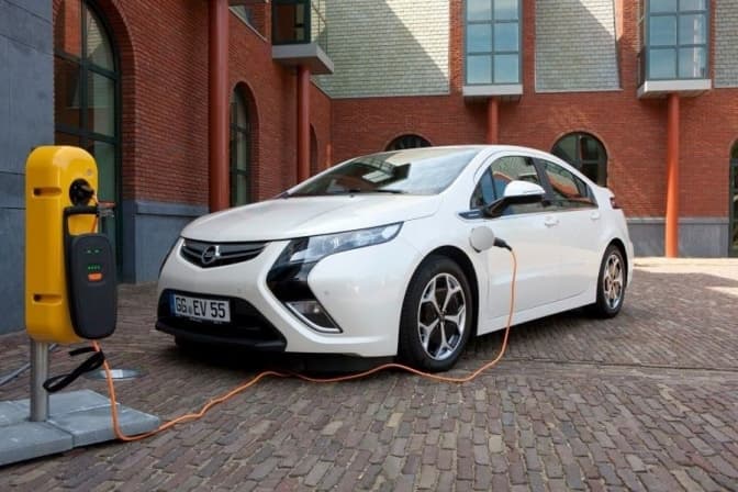 В Україні почнуть штрафувати за паркування на місці для електрокарів