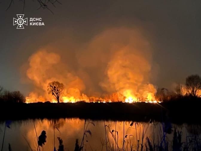 Забудовник звинувачує у пожежі в екопарку Осокорки активістів, які його захищають